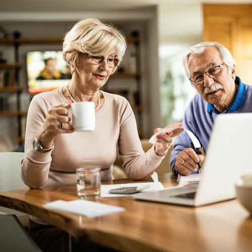 Starejši par uživa v finančni varnosti v pokoju