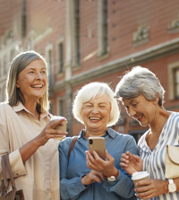 Tri upokojenke uživajo v pokoju s finančno varnostjo, ki jo nudi pokojninska renta.