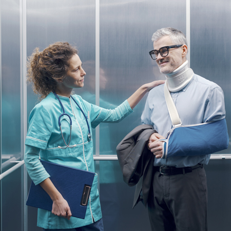 Ženska prijavlja prometno nesrečo zavarovalnici