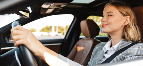 Avto, k iga vozi mlada voznica, je zavarovan z Mojo prvo avto polico, zato se med vožnjo lahko sprosti.