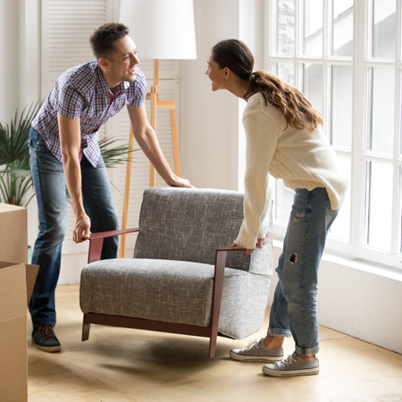 Mlad par ureja stanovanjsko opremo