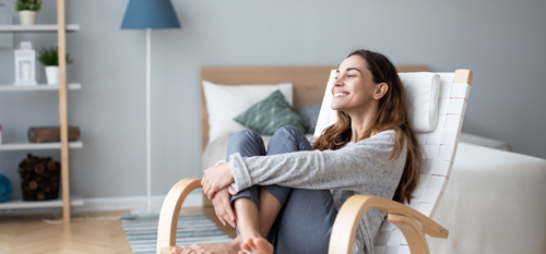 Mlada ženska uživa v varnosti, ki ji jo nudi zavarovanje stanovanja