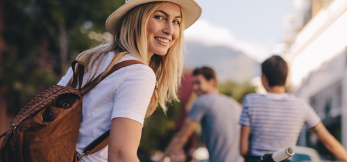 Mlado dekle se s prijatleji odpravlja na kolesarjenje - ščiti jih individualno nezgodno zavarovanje.