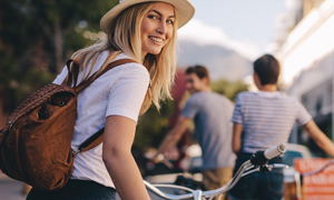 Individualno nezgodno zavarovanje je namenjeno odraslim, ki radi živijo aktivno - kot npr. dekle, ki s prijatelji kolesari