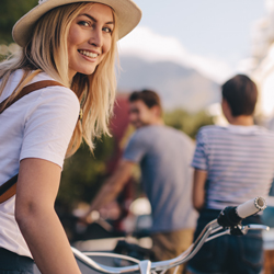 Skupina mladih se odpravlja na kolesarski izlet po mestu