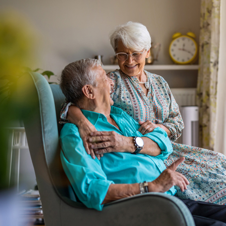 Starejši par v zrelih letih uživa v življenju