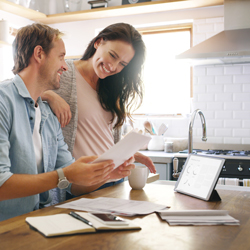 Mlad par v kuhinji usklajuje družinski proračun