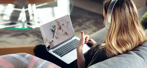 Mlada se prek osebnega računalnika in storitve Halo Doktor posvetuje s splošnim zdravnikom na daljavo.