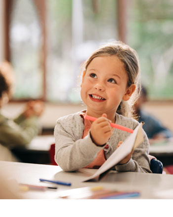 Malčica uživa v šoli