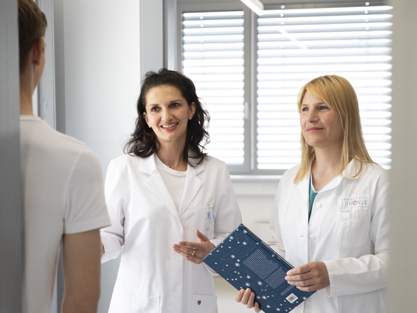 Predavateljici Ana Slana dr. med. in Tamara Klarić dr. med. pacientom ob težavah s kožo nudita strokovni pregled, diagnostiko in zdravljenje.