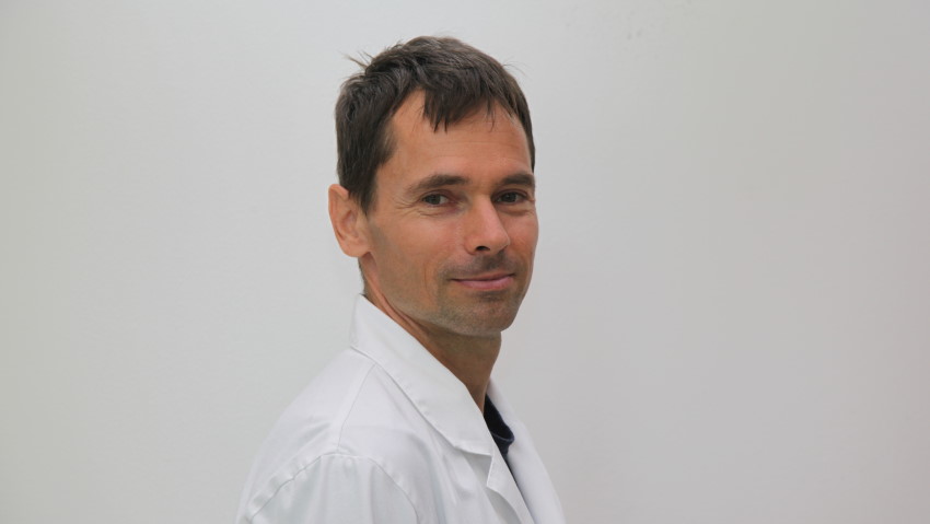 Žiga Hladnik dr. med. predstavlja, kako lahko zdravnik pomaga tudi na daljavo, po telefonu ali video klicu in kako lahko na daljavo spremlja tudi pacientovo stanje.