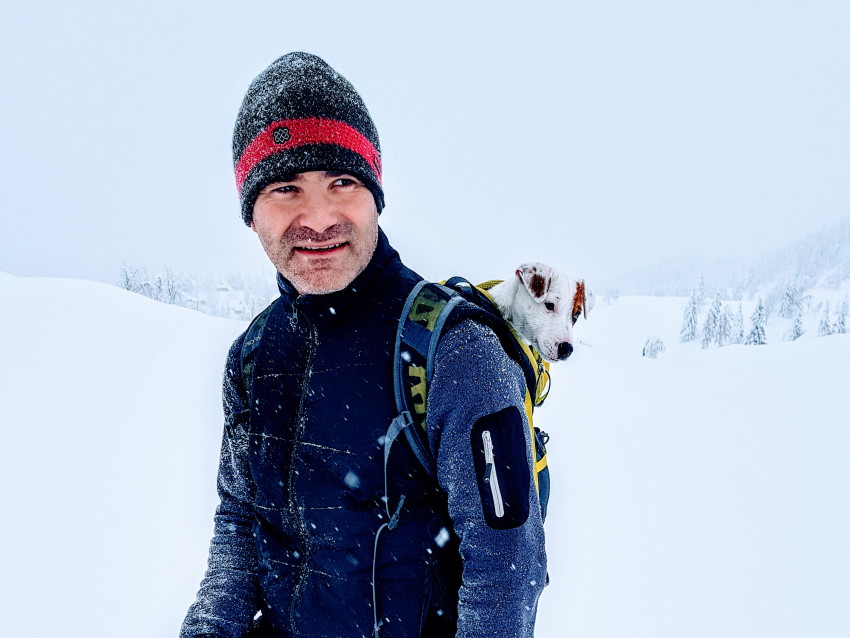 Matjaž Šerkezi je gorski reševalec, alpinistični inštruktor in strokovni sodelavec Planinske zveze Slovenije ter predavatelj na spletnem dogodku Gore pozimi: kako poskrbeti za varno pot.