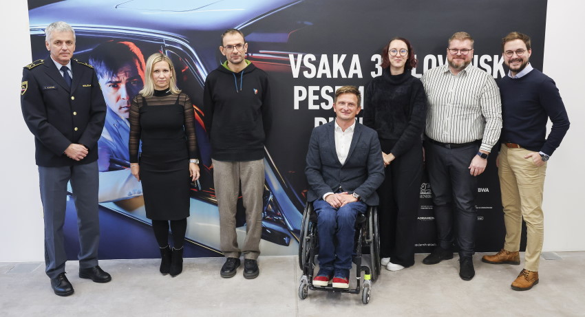 Ekipa projekta Heroji furajo v pižamah z Davidom Razborškom, enim od govorcev na spletnem dogodku Življenje gibalno oviranih oseb.