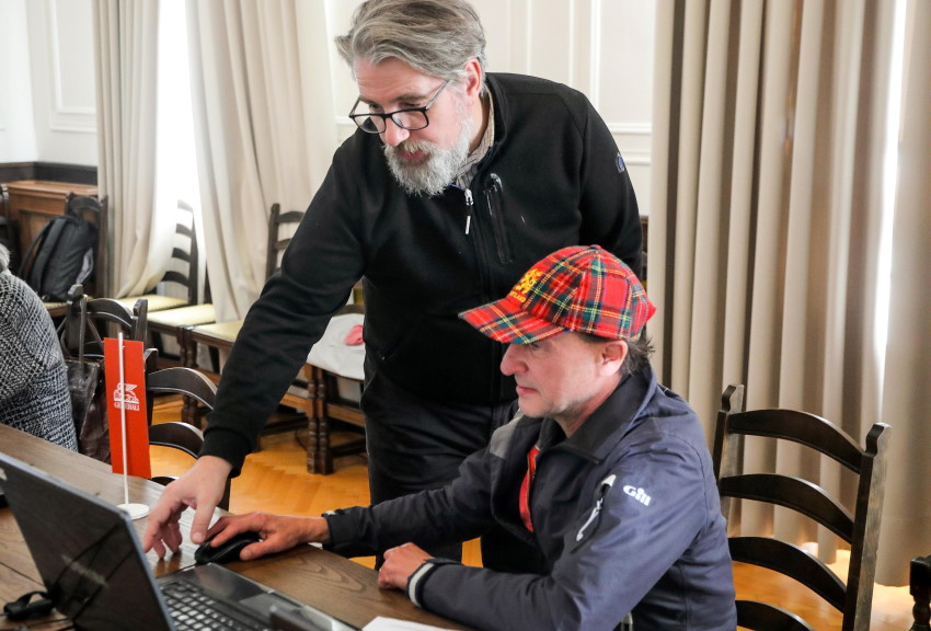 Fotografija z enega od tečajev. Tečajnik s predavateljem (Piran)