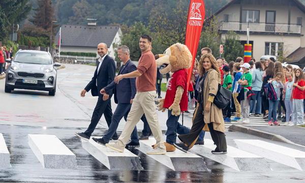 Fotografija zastopnikov Zavoda Varna pot, Generalija, občine in šole, ki prečkajo 3D zebro na dan otvoritve.