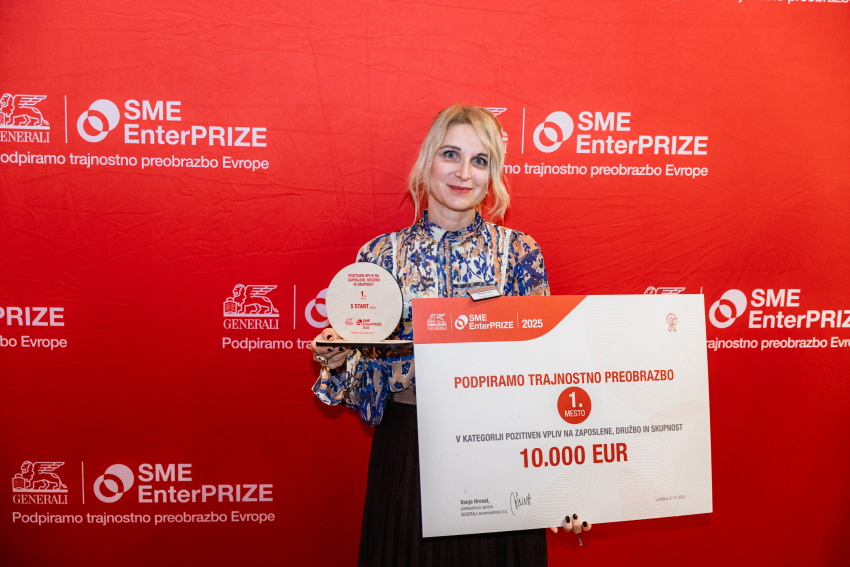 Modna oblikovalka Nika Ravnik ob prejemu nagrade SME EnterPRIZE za trajnostne modne prakse.