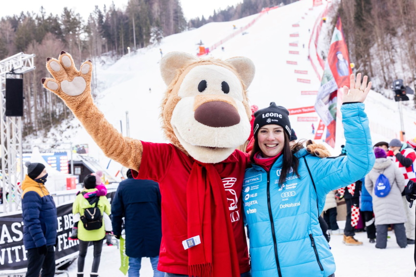 Ena najuspešnejših slovenskih smučark zadnjih let, Andreja Slokar, z Generalijevim lečkom