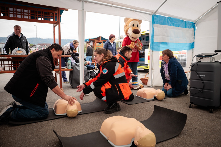 Reševalci so obiskovalce učili temeljnih postopkov oživljanja.