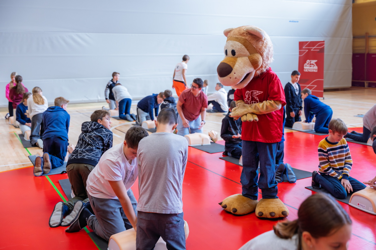 Levček je dijake spodbujal pri vadbi oživljanja