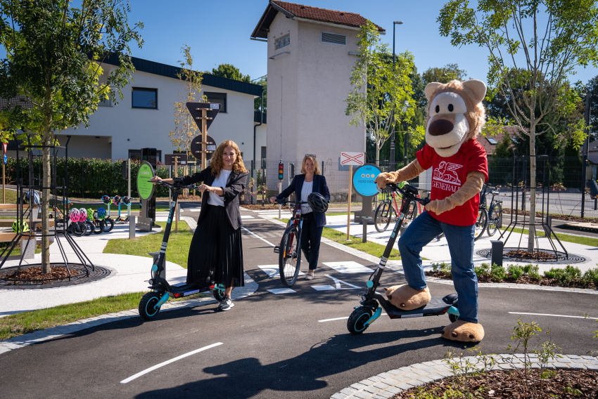 Park varne mobilnosti sta si ob odprtju ogledali tudi predsednica uprave zavarovalnice Generali Vanja Hrovat in direktorica marketinga Svetlana Almaš.