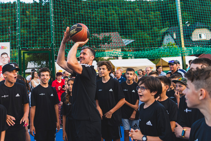 Na otvoritvi igrišča Gorana Dragića so se otroci lahko približali košarkarskemu zvezdniku