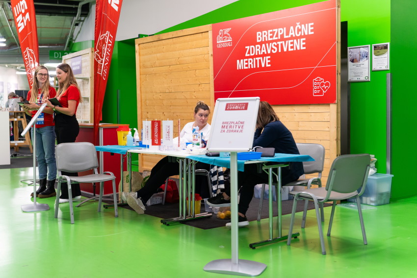 Kotiček za brezplačne zdravstvene storitve na sejmu Tečem.