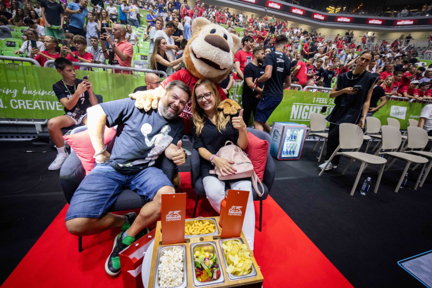 Nagrajenec naše nagradne igre in njegova spremljevalka sta si tekmo ogledala z roba igrišča.