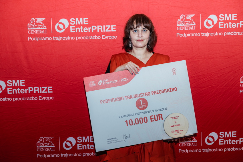 Modna oblikovalka Nika Ravnik ob prejemu nagrade SME EnterPRIZE za trajnostne modne prakse.