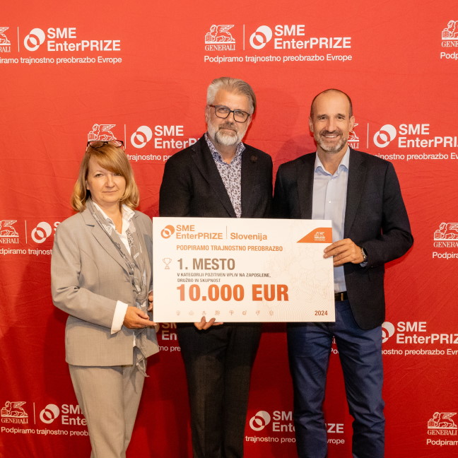 Vanja Hrovat in Mitha Feri z junakom trajnosti, predstavnikom podjetja Pribinovina.