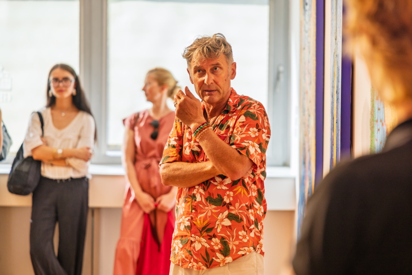 Ljubiteljice in ljubitelji umetnosti so si v Generali galeriji ogledali razstavo, po kateri jih je vodil umetnik Silvester Plotajs Sicoe.